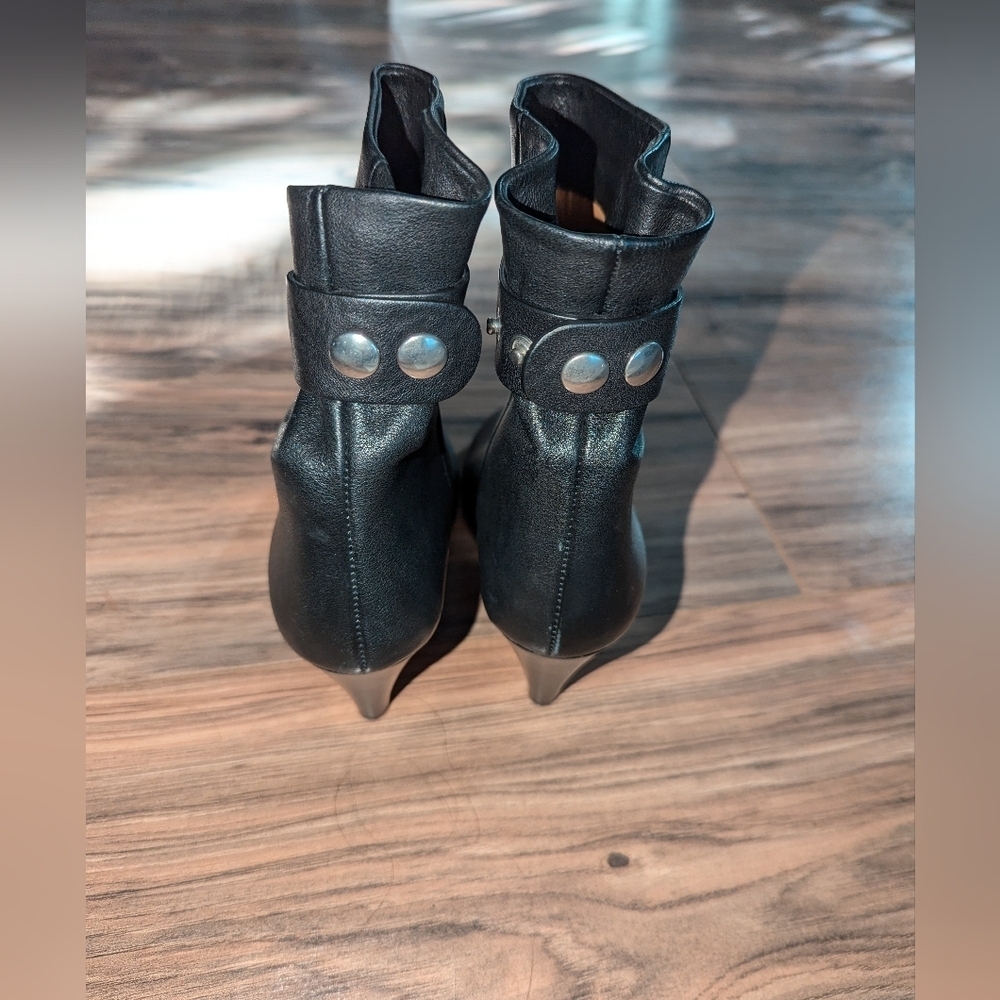 Isabel Marant black leather ankle booties with button ankle strap. Size 36 / 6 - Picture 5 of 8